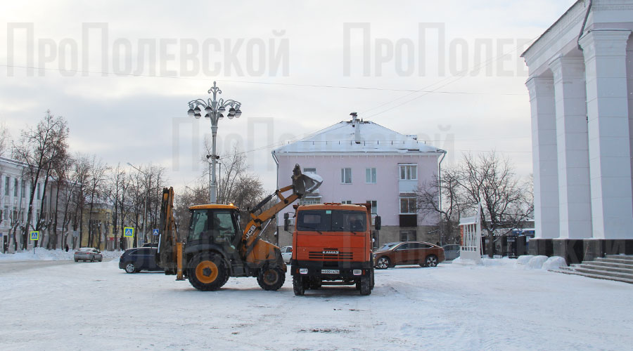 На площади Ленина, где с раннего утра 15 февраля идёт погрузка снега