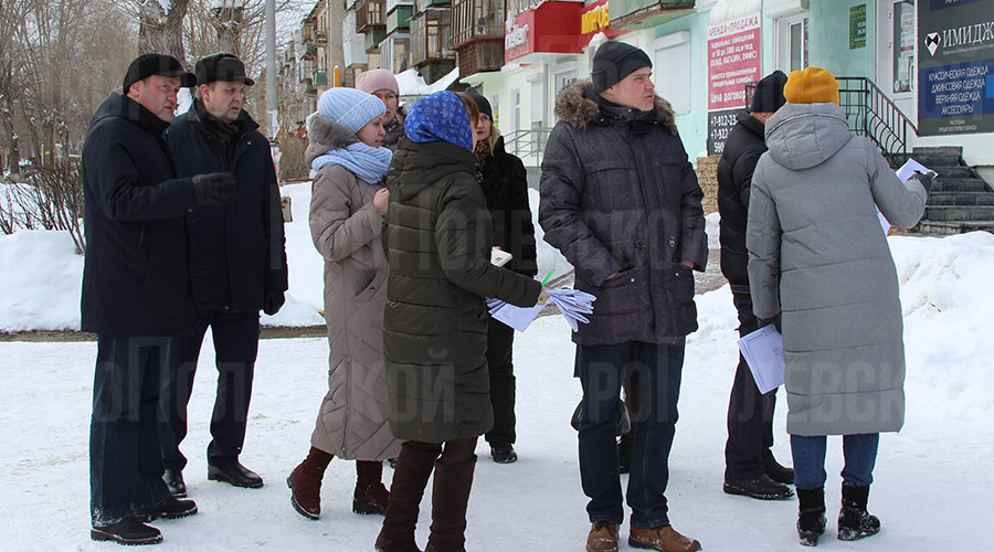 Глава Полевского округа Константин Поспелов, специалисты администрации, Центра социально-коммунальных услуг Полевского округа и подрядной организации вышли на объект, чтобы определить план предстоящей работы