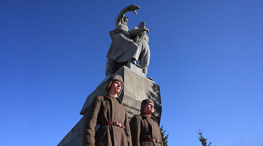 Евгений Куйвашев в День народного подвига по формированию УДТК возложил цветы к монументу воинам корпуса