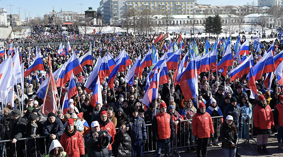 18 марта в Историческом сквере Екатеринбурга собрались представители общественности, руководители региона, спортсмены-олимпийцы и паралимпийцы, уральцы Свердловской области, которые в этот день вспоминают о событии исторической важности, произошедшем восемь лет назад, когда жители Крыма и Севастополя выбрали общую судьбу с Россией