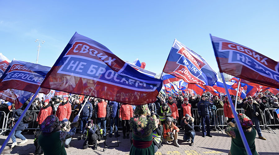 18 марта в Историческом сквере Екатеринбурга собрались представители общественности, руководители региона, спортсмены-олимпийцы и паралимпийцы, уральцы Свердловской области, которые в этот день вспоминают о событии исторической важности, произошедшем восемь лет назад, когда жители Крыма и Севастополя выбрали общую судьбу с Россией