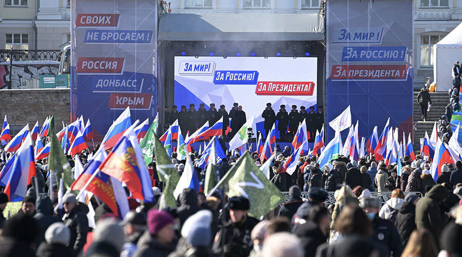 18 марта в Историческом сквере Екатеринбурга собрались представители общественности, руководители региона, спортсмены-олимпийцы и паралимпийцы, уральцы Свердловской области, которые в этот день вспоминают о событии исторической важности, произошедшем восемь лет назад, когда жители Крыма и Севастополя выбрали общую судьбу с Россией