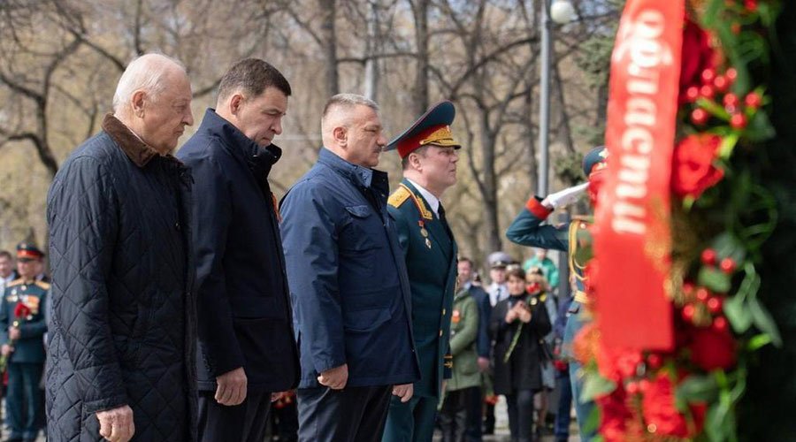 Евгений Куйвашев возложил цветы к памятнику маршалу Жукову в преддверии Дня Победы