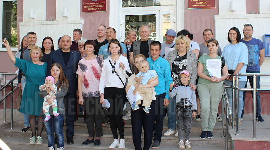 В Полевском вручили ключи от новых квартир 24 переселенцам из аварийного жилья