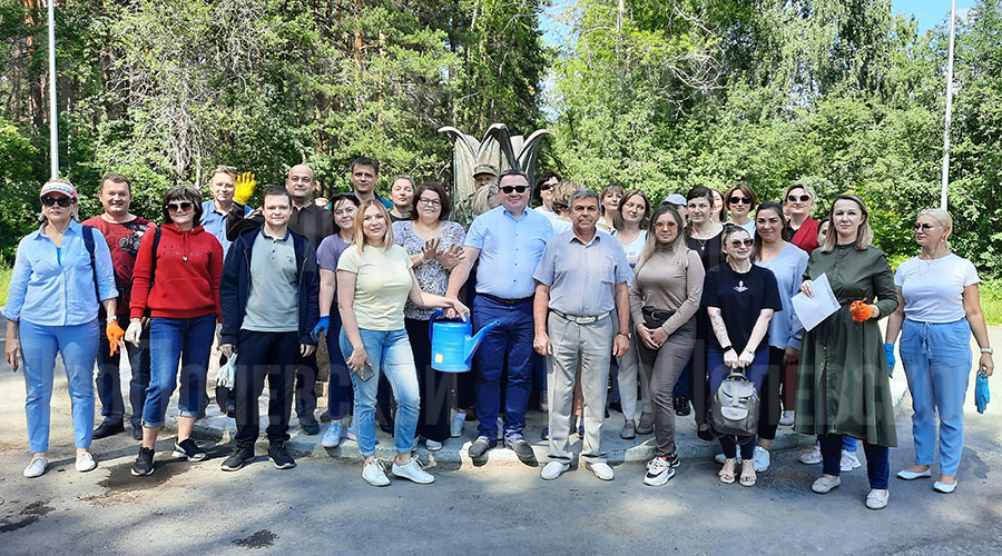 Учреждения и организации Полевского приняли участие в акции «Цветущая аллея»