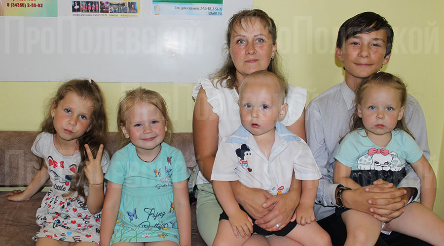 Наталья Коробейникова признаётся, что, создавая семью, и не думала стать многодетной мамой. А вот сегодня за воспитание пятерых детей ей вручили Знак отличия Свердловской области «Материнская доблесть» 