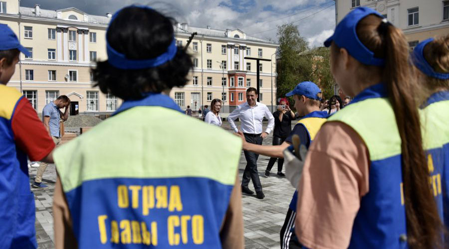 Вместе с главой муниципалитета Светланой Мироновой губернатор проинспектировал, как ведется реконструкция площади Мира