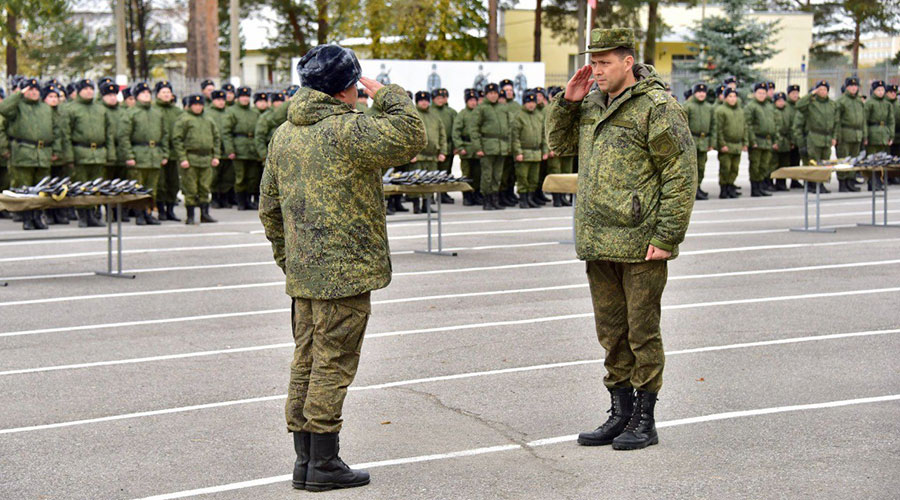 В Уральском окружном учебном центре в Елани 29 сентября в торжественной обстановке под вынос Знамени Победы и боевого Знамени учебного центра, первым 100 из числа мобилизованных вручили личное стрелковое оружие