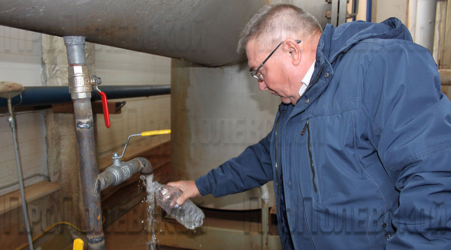 Начальник обслуживания участка городских котельных ПКК Энерго Григорий Ерёменко наглядно продемонстрировал гостям качество воды из подающего трубопровод