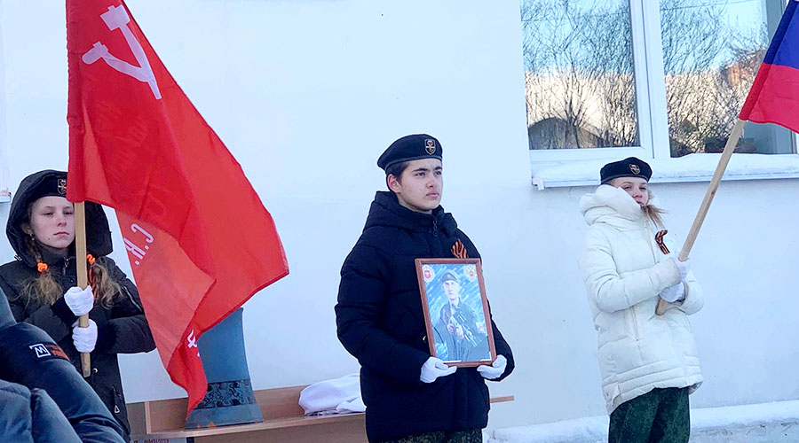 В селе Полдневая установили  мемориальную доску Алексею Магжанову