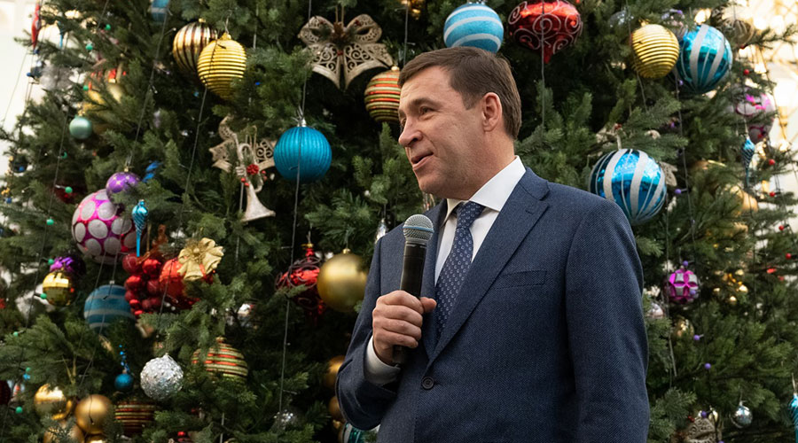 27 декабря губернатор Свердловской области Евгений Куйвашев поздравил юных гостей новогоднего праздника в резиденции главы региона