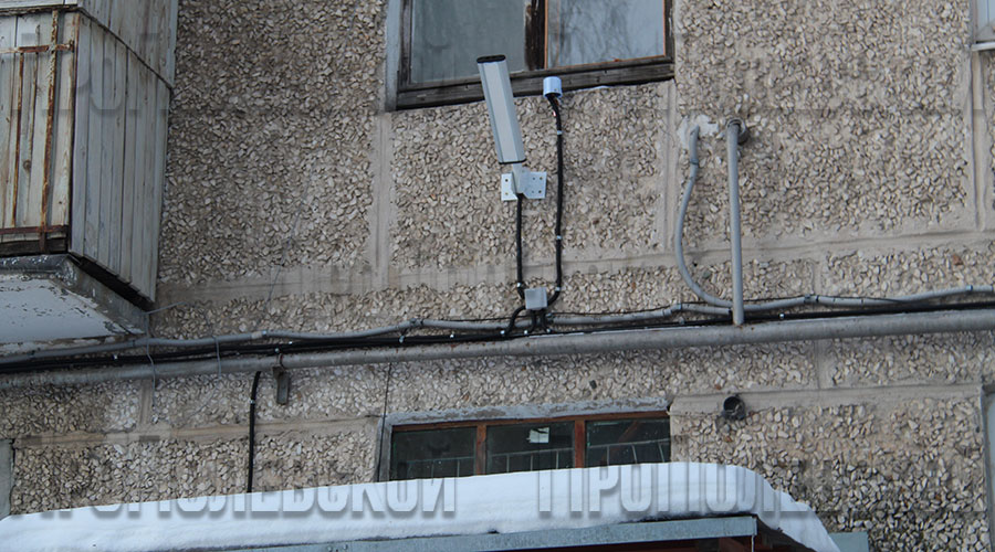 Над подъездами дома № 42 по улице Коммунистической в Полевском установлено 8 новых светодиодных светильников мощностью 96 ватт