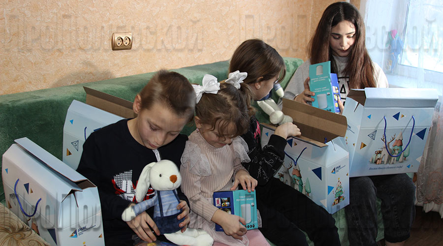 В Полевском полторы сотни детей получат подарки от волонтеров «Уралгидромедь»