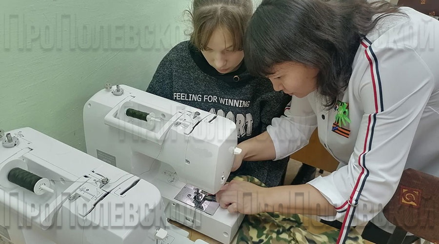 Производство началось с балаклав. Целых 45 штук девчонки сшили и отправили первой партией в Луганск