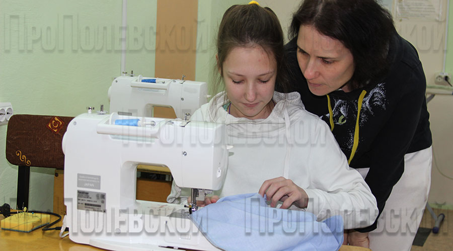 12 воспитанниц Лилии Тетеревниковой с ноября прошлого года в свободное от учёбы время приходят шить для бойцов СВО