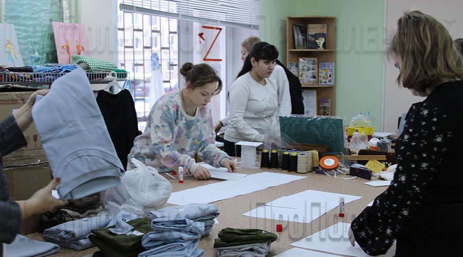 12 воспитанниц Лилии Тетеревниковой с ноября прошлого года в свободное от учёбы время приходят шить для бойцов СВО