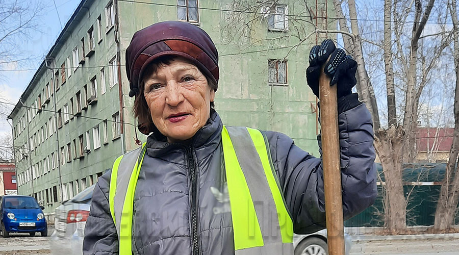 Нина Неуймина, рабочий по озеленению и благоустройству компании «Агроцвет», уже 17 лет принимает участие в городских субботниках