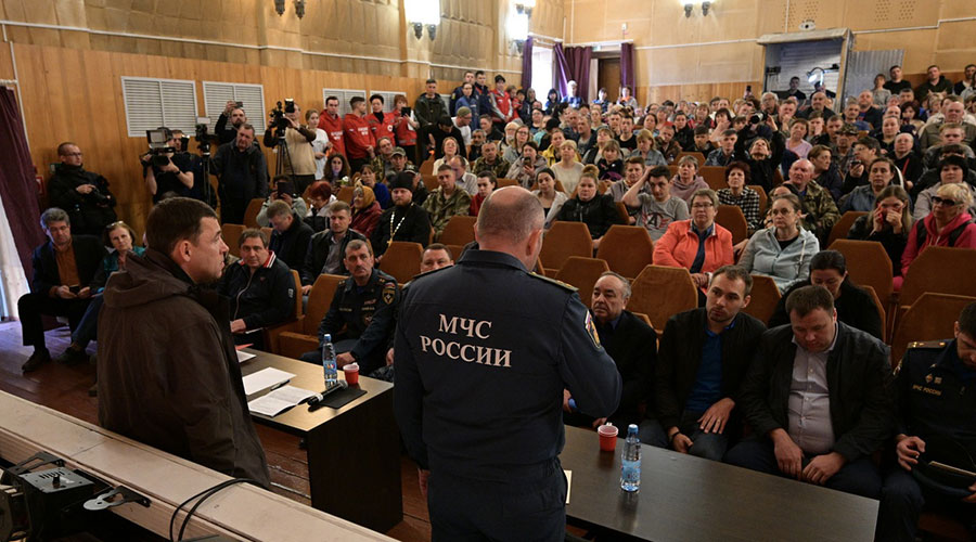 Евгений Куйвашев и Александр Куренков провели встречу с жителями посёлка Сосьва, чьи дома сгорели при крупном пожаре