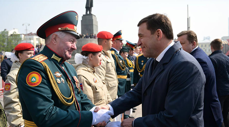 Евгений Куйвашев в День Победы обратился к уральцам с трибуны военного парада в Екатеринбурге