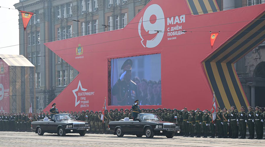 По главной площади Екатеринбурга в День Победы прошли пешая колонна из более чем 1,5 тысячи человек