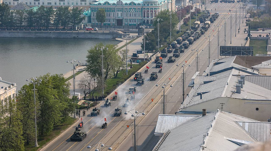 По главной площади Екатеринбурга в День Победы прошли пешая колонна из более чем 1,5 тысячи человек