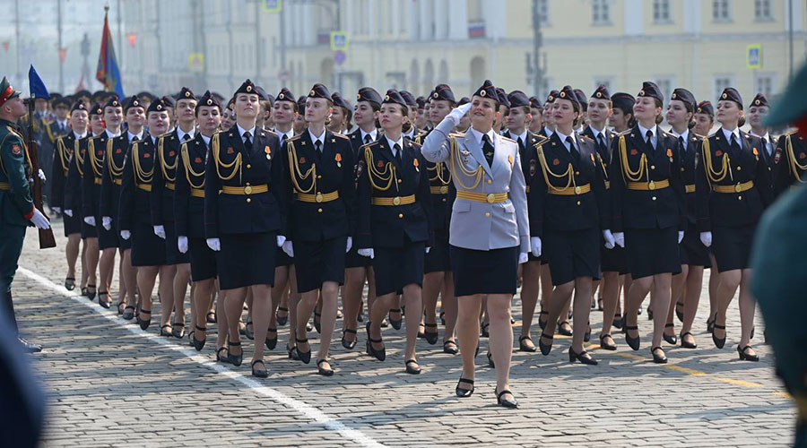 По главной площади Екатеринбурга в День Победы прошли пешая колонна из более чем 1,5 тысячи человек