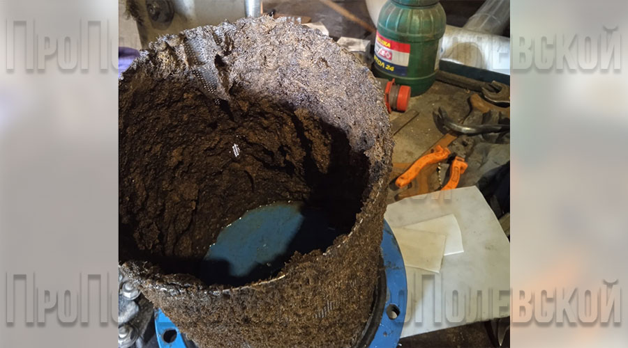 Забитые грязью сетчатые фильтры, которые установлены в цехе химводоподготовки котельной на Челюскинцев, 43
