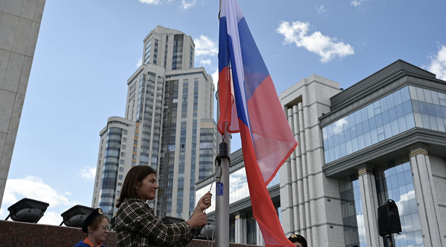 В Екатеринбурге прошла торжественная церемония в честь Дня флага Российской Федерации