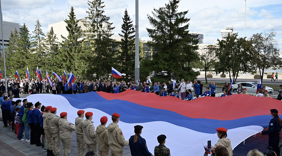 В Екатеринбурге прошла торжественная церемония в честь Дня флага Российской Федерации