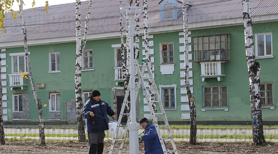 Мы застали установку новых красивых фонарей, только на территории Аллеи Славы будет шесть опор освещения и одна умная опора