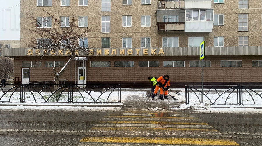 Последствия первого серьёзного снегопада в Полевском ликвидируют 15 единиц техники