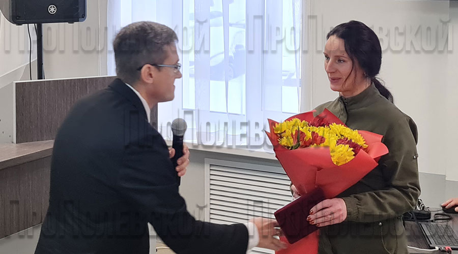 От медицинского сообщества Елену Потапову с наградой поздравил главный фельдшер Полевской ЦГБ Андрей Кондратов
