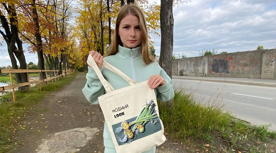 Ольга выиграла в конкурсе московской типографии, нарисовав принт шопера