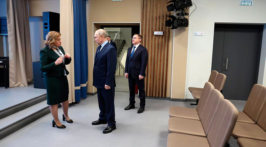 Президент России Владимир Путин осмотрел капитально отремонтированную школу №32 в Нижнем Тагиле