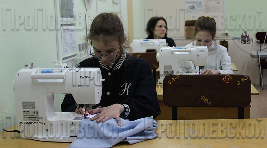 Маленькие швеечки уже больше года в дворовом клубе «Звезда» шьют одежду и экипировку для российских солдат