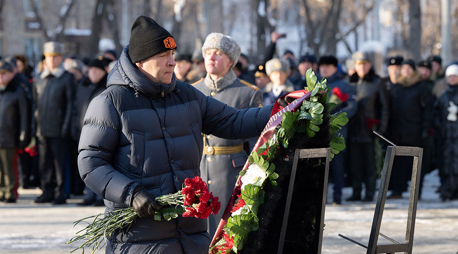 Евгений Куйвашев возложил цветы к памятнику Георгию Жукову в честь Дня защитника Отечества