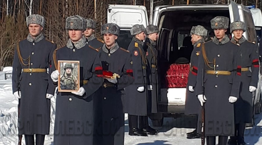 Похоронили Андрея 19 февраля (как прибыл борт из Ростова) на северном кладбище, там, где похоронены его бабушка с дедушкой