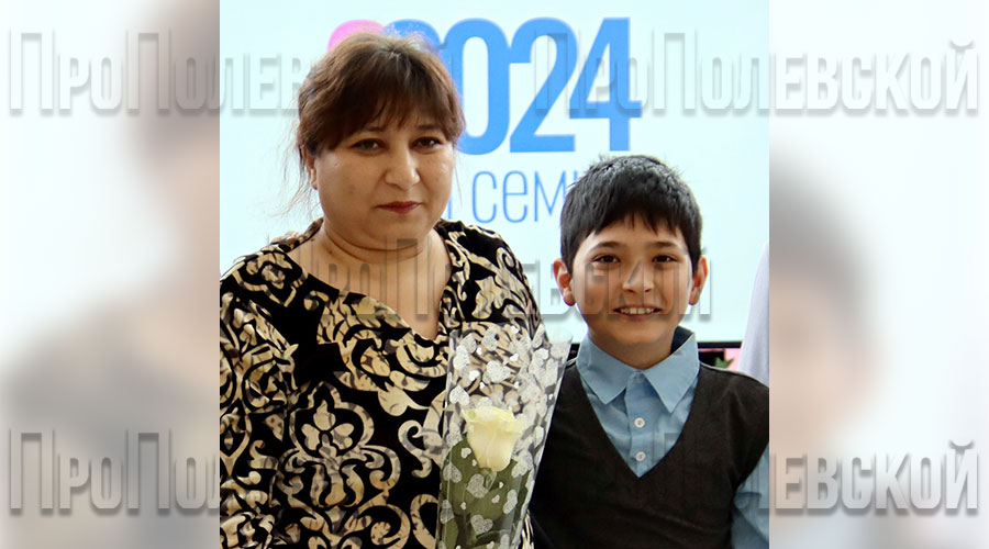 Зульфия Хафизова и её младший сын Фёдор переживают счастливые мгновения в жизни семьи – мама удостоена областного знака отличия 