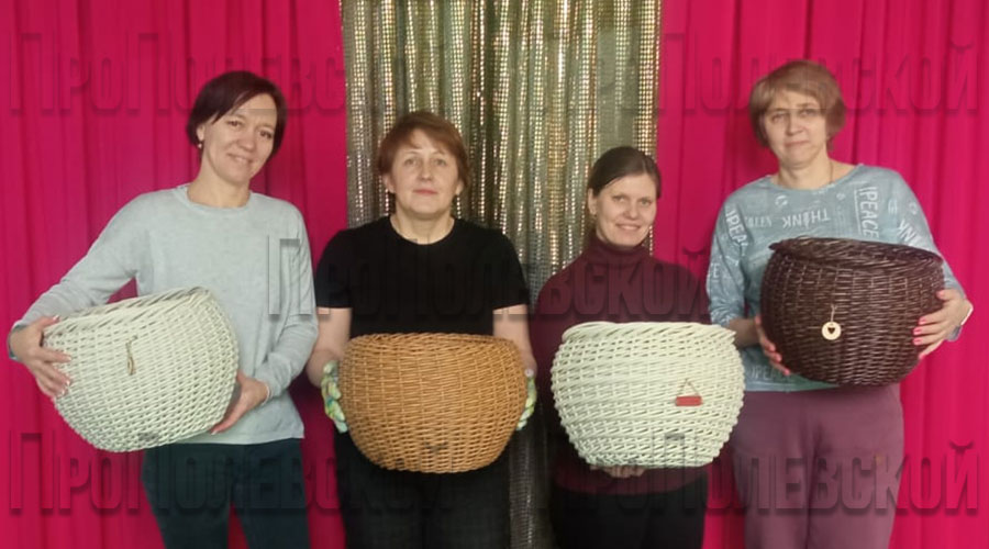 Полевчанка освоила технику плетения кашпо из экологически чистого материала и обучает этому женщин