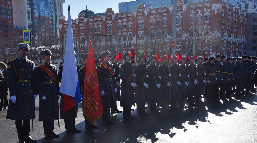Евгений Куйвашев вместе с сотнями сведловчан почтил память воинов Уральского добровольческого танкового корпуса