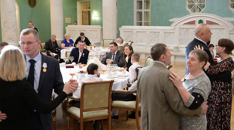 Знаки отличия Свердловской области «Совет да любовь», которые вручаются отметившим золотую свадьбу парам, переданы четырём семьям