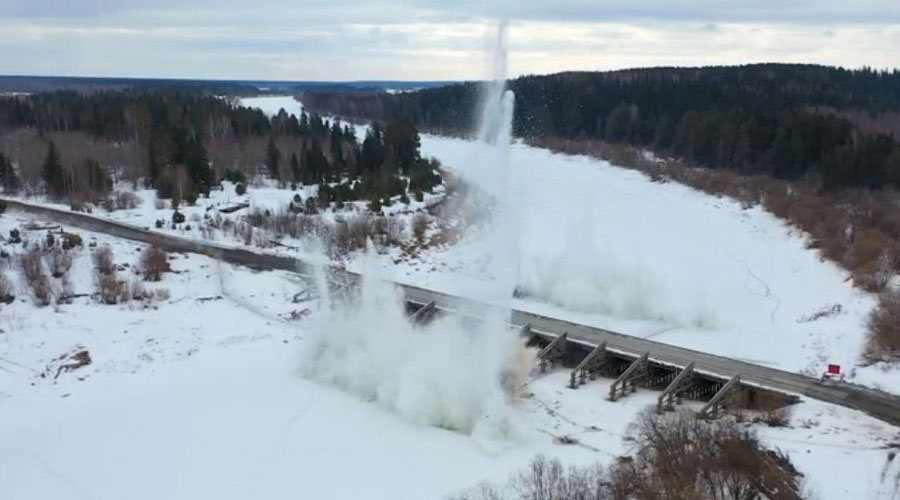 Защите деревянных мостов от повреждений движущимся льдом Управление автомобильных дорог Свердловской области уделяет особое внимание. Опоры шести мостов освободили ото льда при помощи взрывных работ