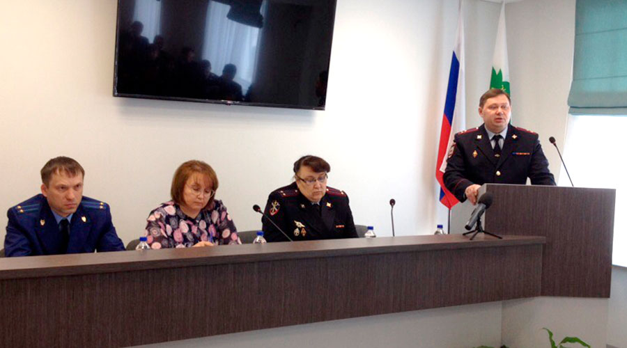 Полковник полиции Сергей Тананыхин (справа) отчитался о работе Полевского ОВД за три месяца 2019 года.