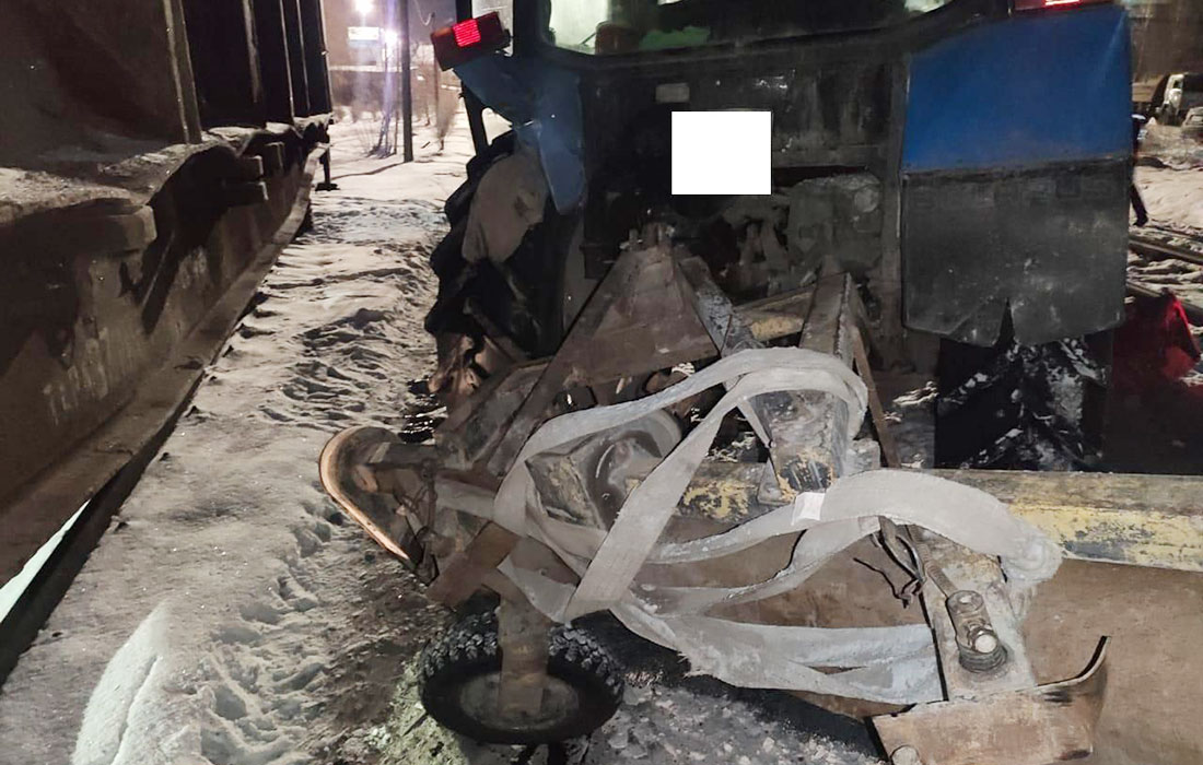 16 ноября в 6.15 утра в Полевском на территории Северского трубного завода, в районе копрового цеха, трактор МТЗ-82 столкнулся с движущимся железнодорожным составом