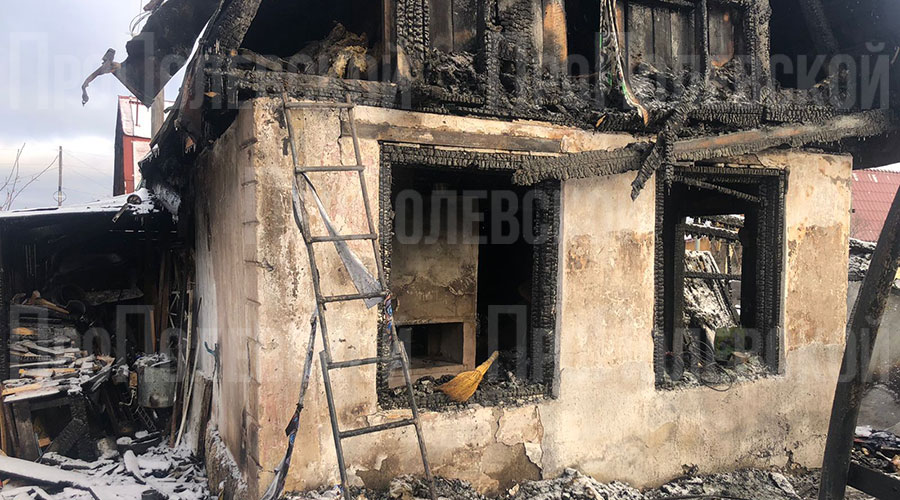 10 ноября сгорели дом, баня и надворные постройки на одном из участков в коллективном саду «Малахит»