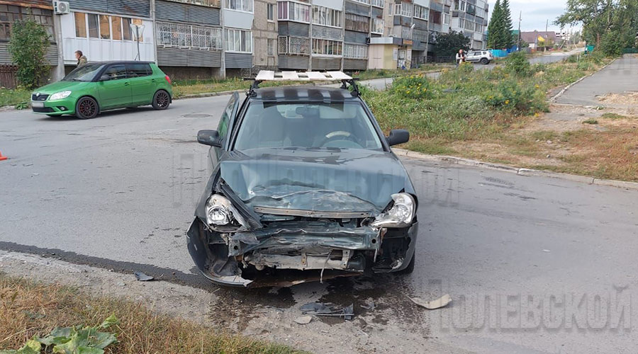 7 сентября на перекрёстке улиц Александра Матросова – Степана Разина столкнулись два автомобиля, «Лада-Приора» и «Шевроле-Нива»