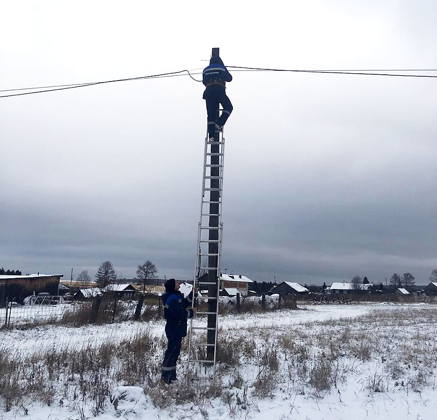 Специалисты Ростелекома тянут оптоволокно в те места, где на данный момент  нет технической возможности подключить Интернет