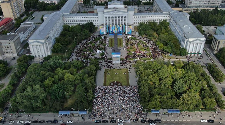 Евгений Куйвашев по приглашению студенческого сообщества присоединился к выпускному УрФУ