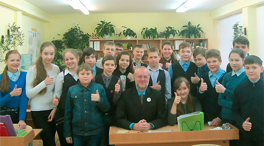 Директор школы-лицея № 4 «Интеллект» Владимир Никитин с учащимися 7В класса