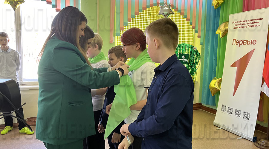Пятиклашкам станционной школы повязали зелёные галстуки, пристегнули значки юннатов и вручили подарки
